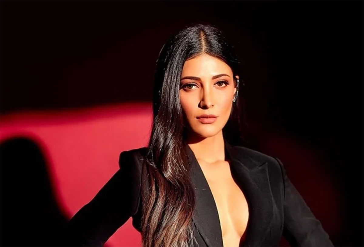 Shruti Haasan : ఫ్లాట్ టోన్ మ‌ధ్య భాగం చూపిస్తూ.. బాయ్‌ఫ్రెండ్ తో శృతి హాస‌న్ అలా..!