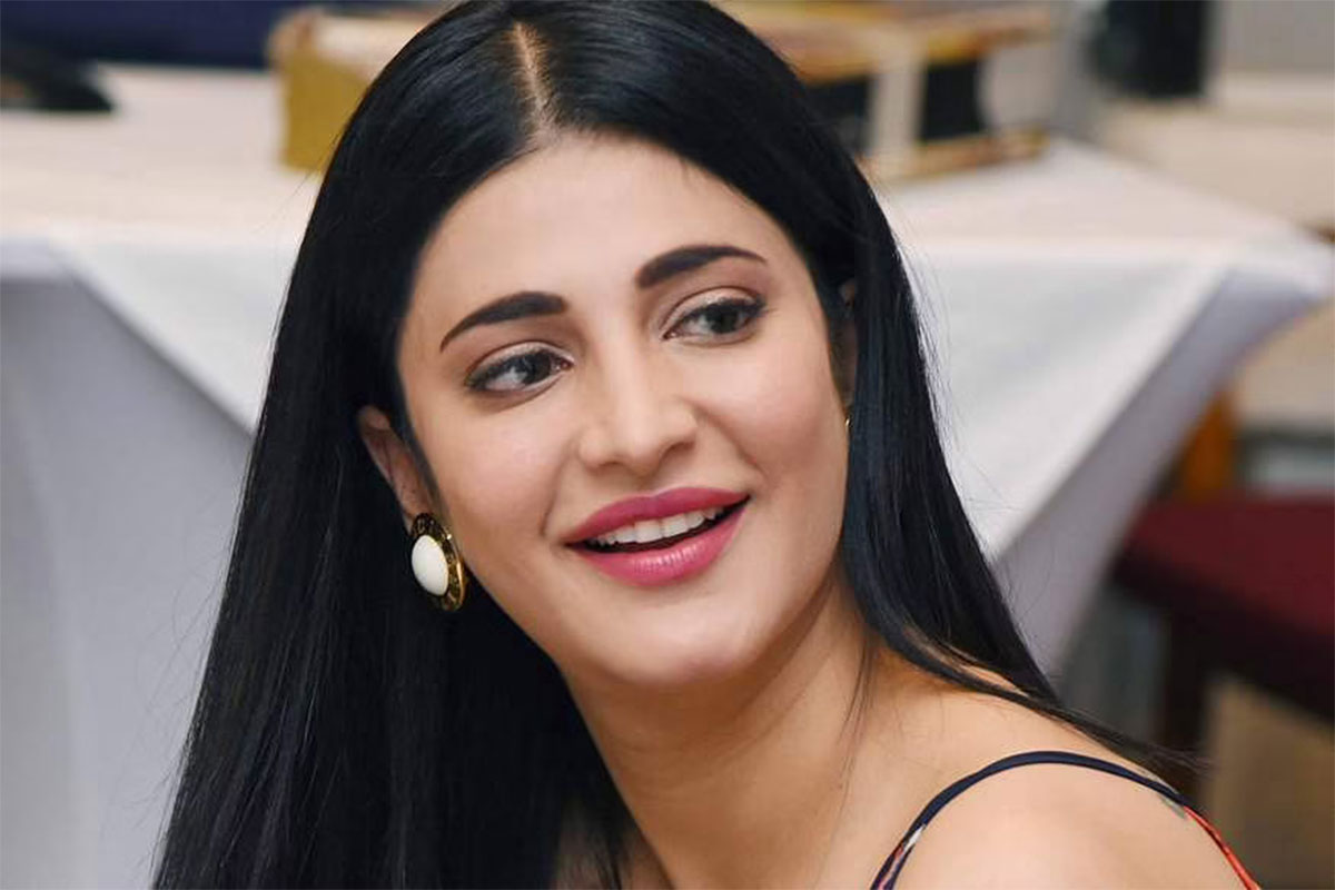 Shruti Haasan give befitting reply to netizen who asked her phone number 