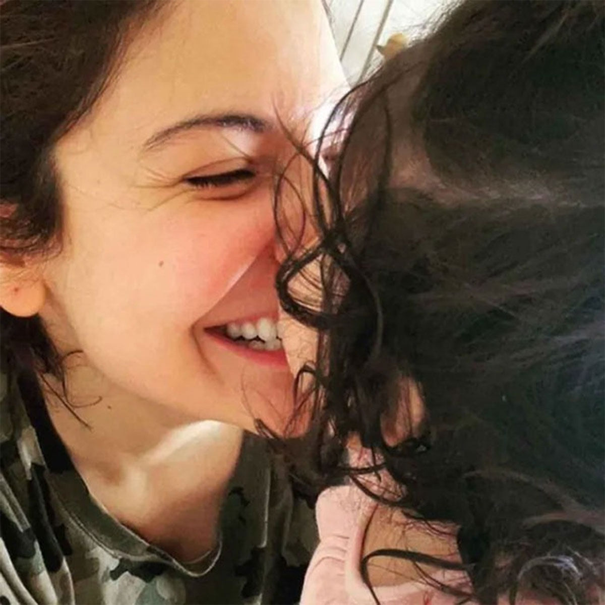 Vamika anushka sharma shared her daughter photo 