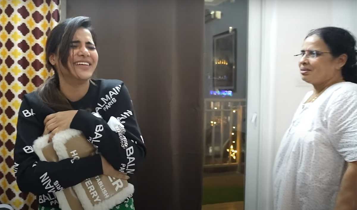 Ashu Reddy mother angry on her burnt hand bag