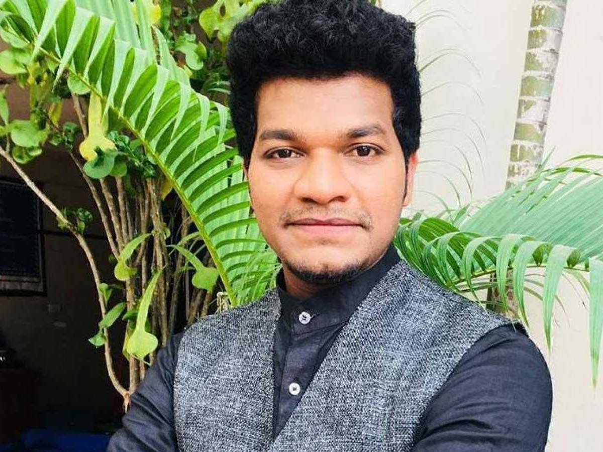 Avinash  enjoys with his wife and sreemukhi 