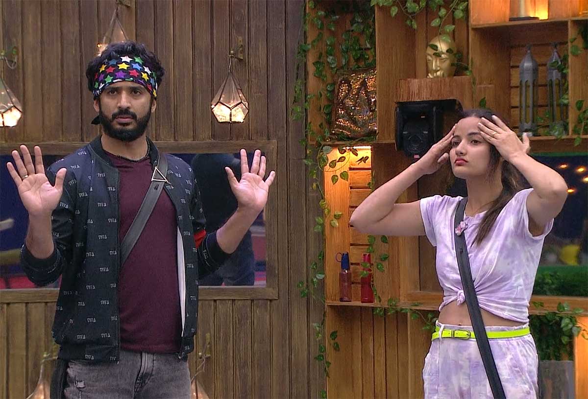 Bigg Boss 5 ravi raised a doubt about shanmukh and siri 