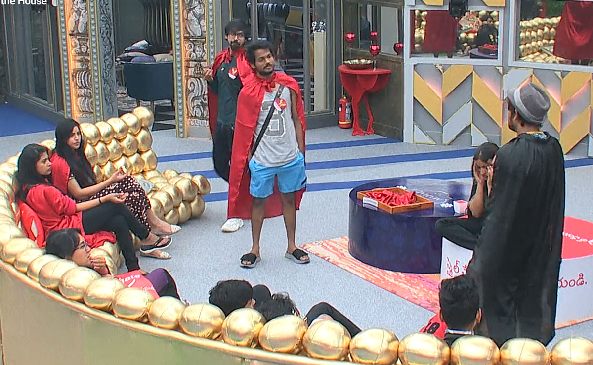 Bigg Boss 5  shanmukh very angry on siri for throwing clothes 