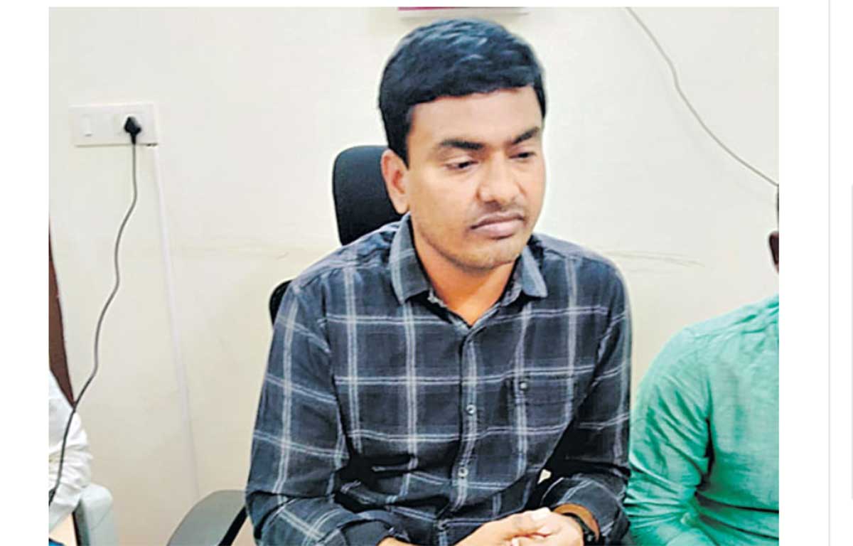acb arrested electricity ade for demanding bribe 