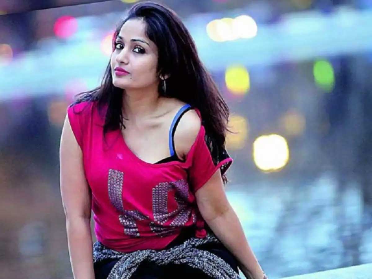Madhavi Latha satires on nagarjuna over bigg boss episode 