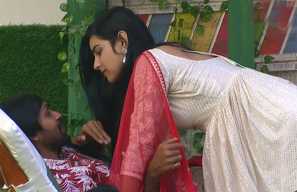 Bigg Boss 5 priyanka kissed manas before all house mates 