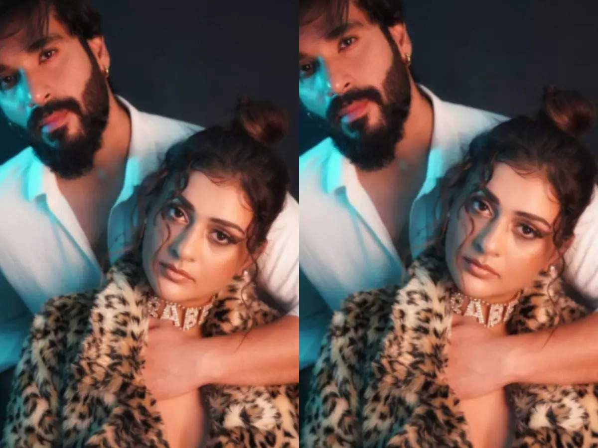 Payal Rajput  photo with her boy friend goes viral in social media 