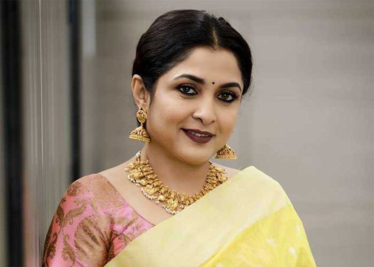 Bigg Boss 5 host is ramya krishna not shruti haasan 