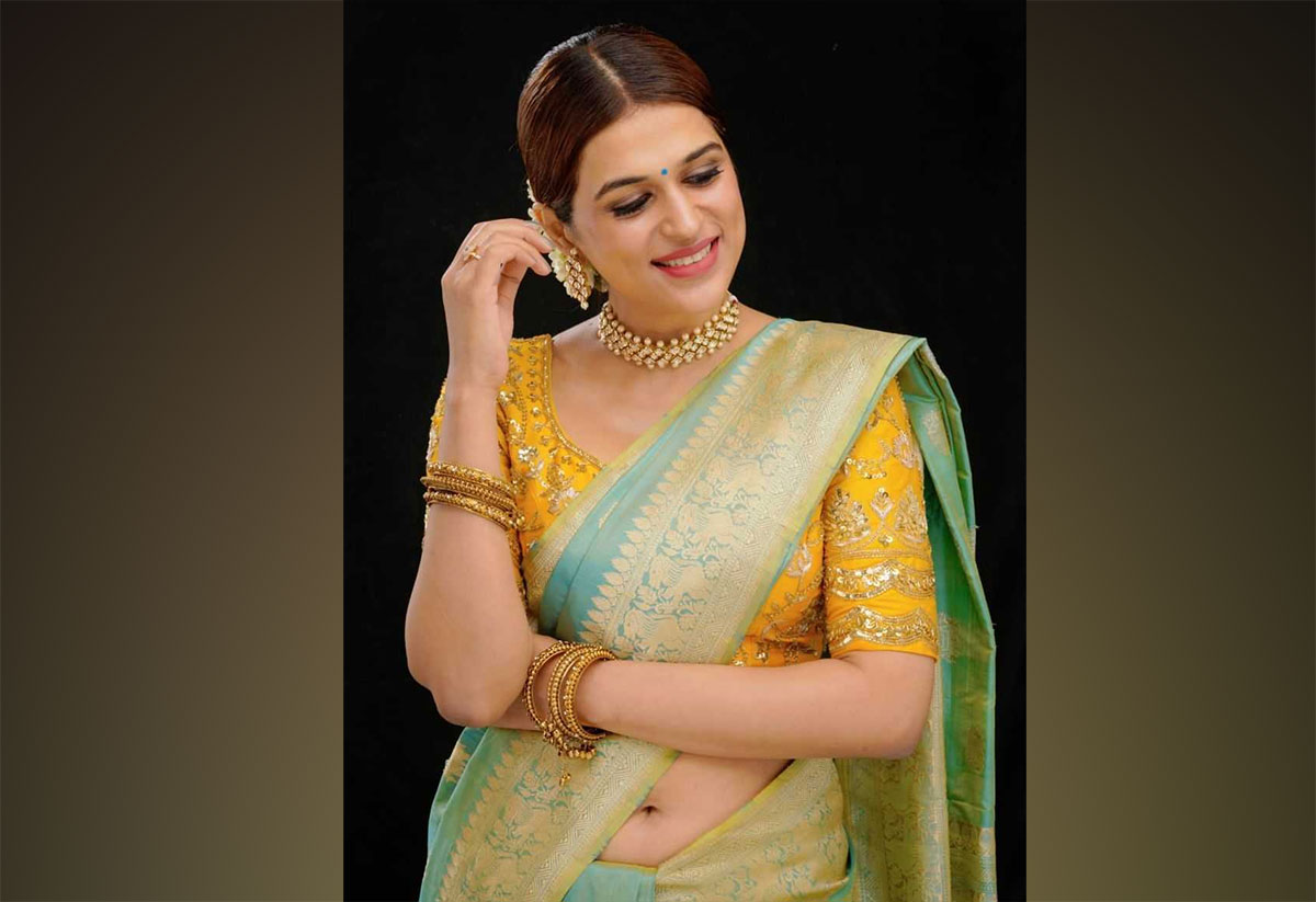 Shraddha Das beautiful new photoshoot saree 