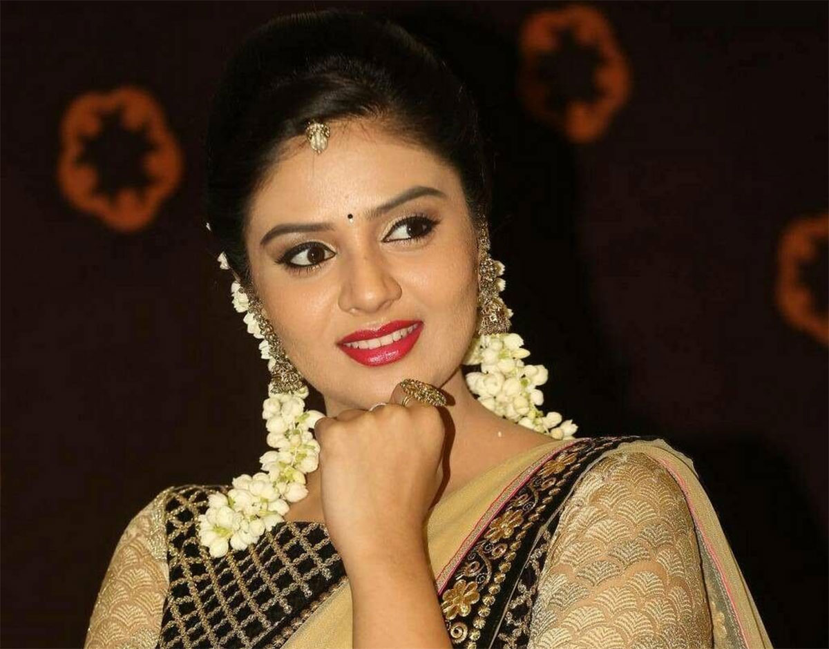 Sreemukhi saree with jasmine flowers photos viral 