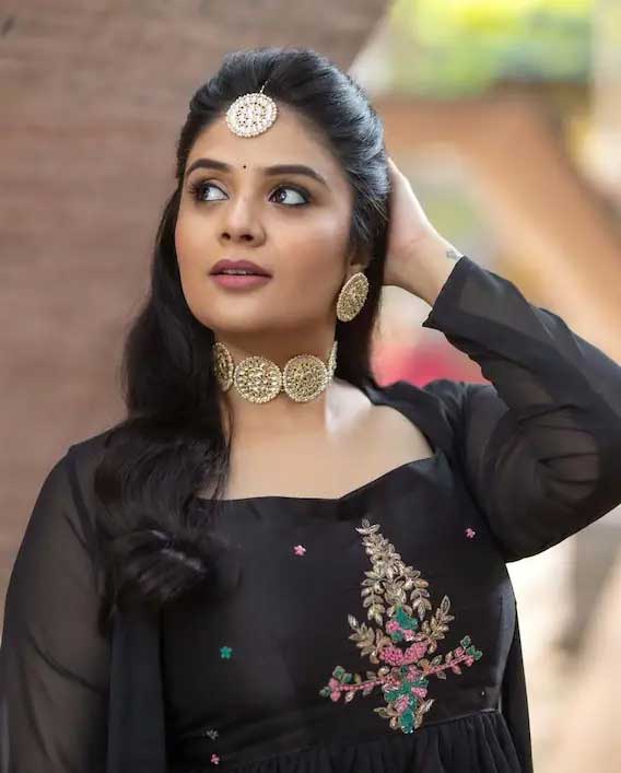 Sreemukhi latest stunning black dress photos 