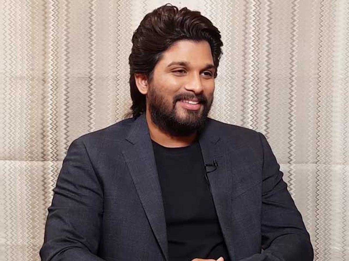 Allu Arjun given golden rings to pushpa team 