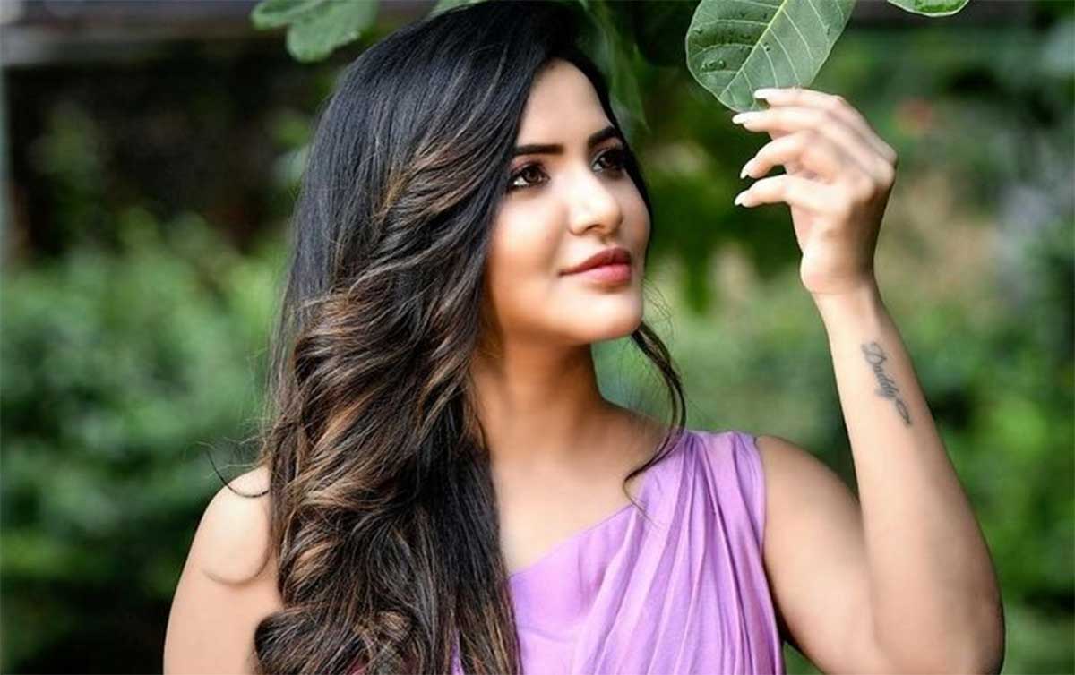 Ashu Reddy  told why she likes ram gopal varma very much 