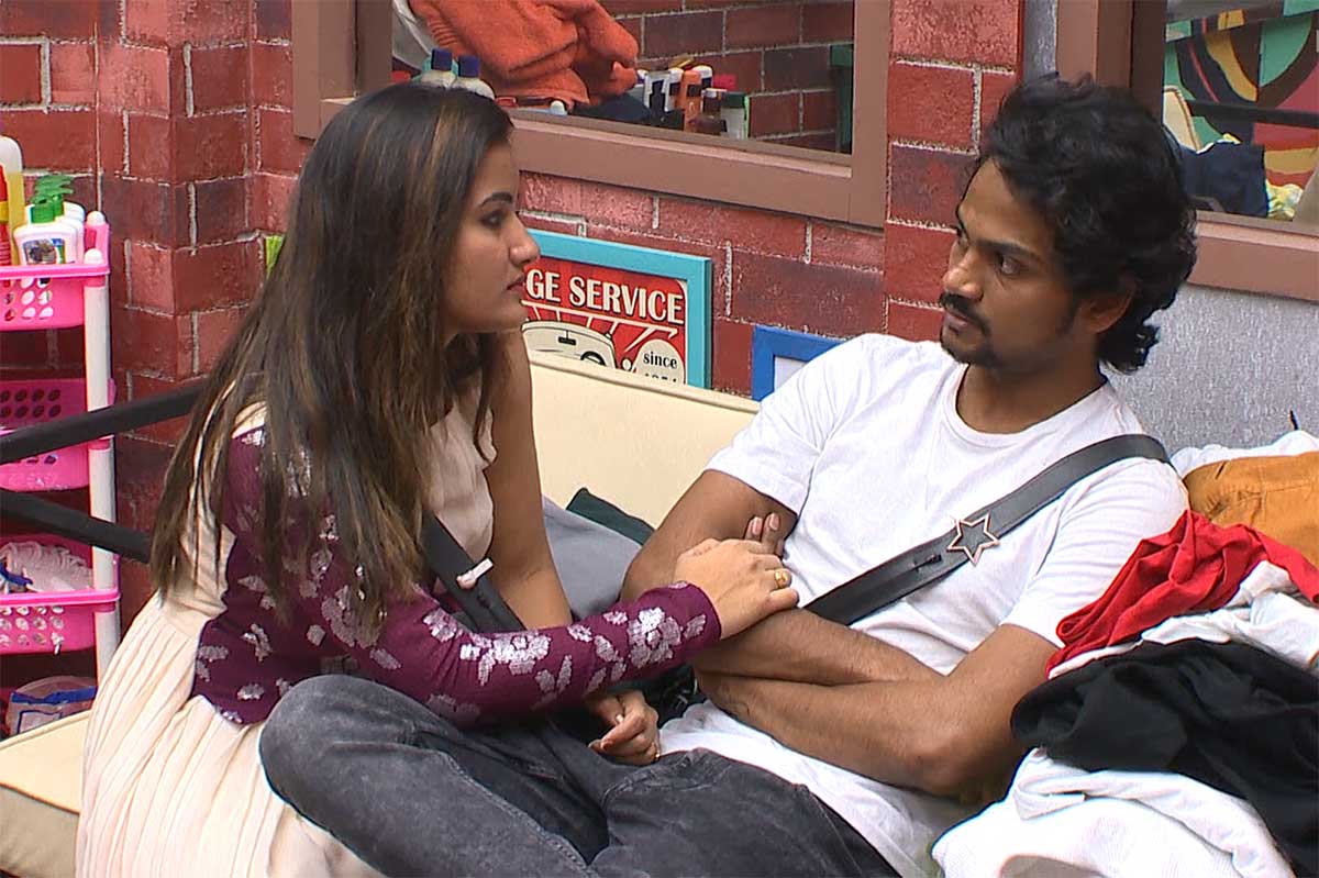 Bigg Boss 5 shanmukh controls siri with his eyes only 