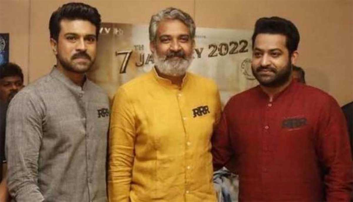 RRR Movie ntr and charan hugged rajamouli 