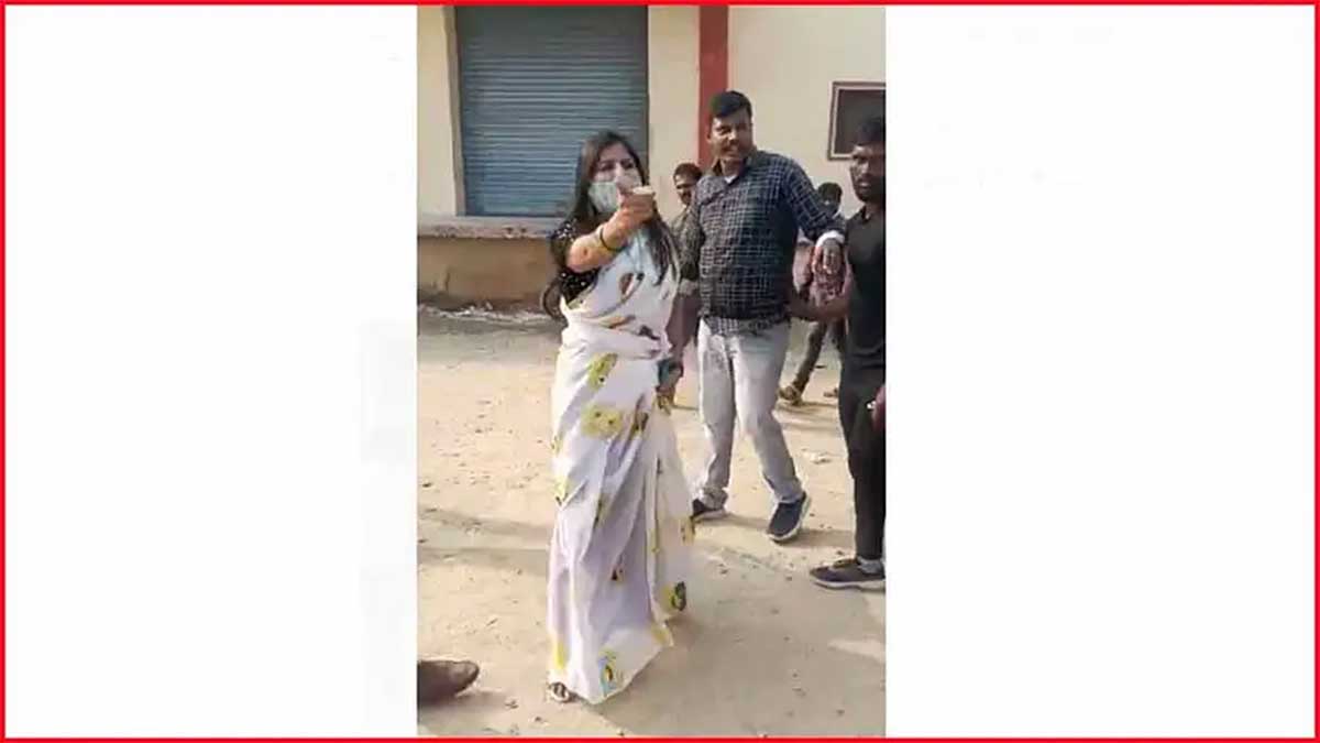 fan asked selfie for Mangli she said break the phone 