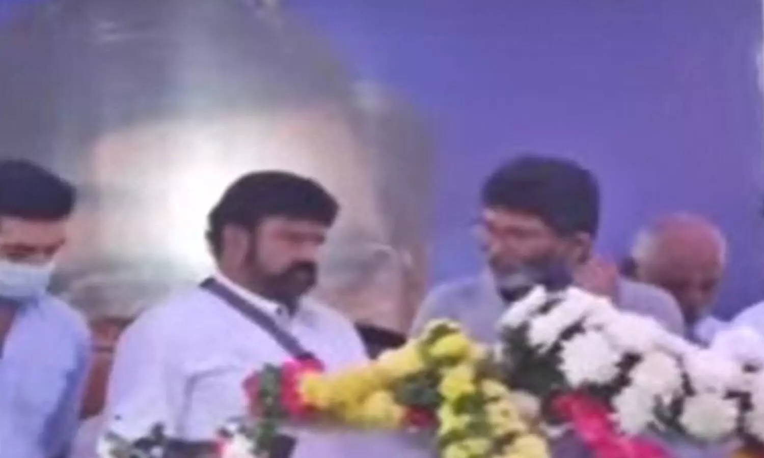Sirivennela : సిరివెన్నెల పార్ధివ దేహాన్ని చూసి క‌న్నీరు పెట్టుకున్న బాల‌కృష్ణ‌..!