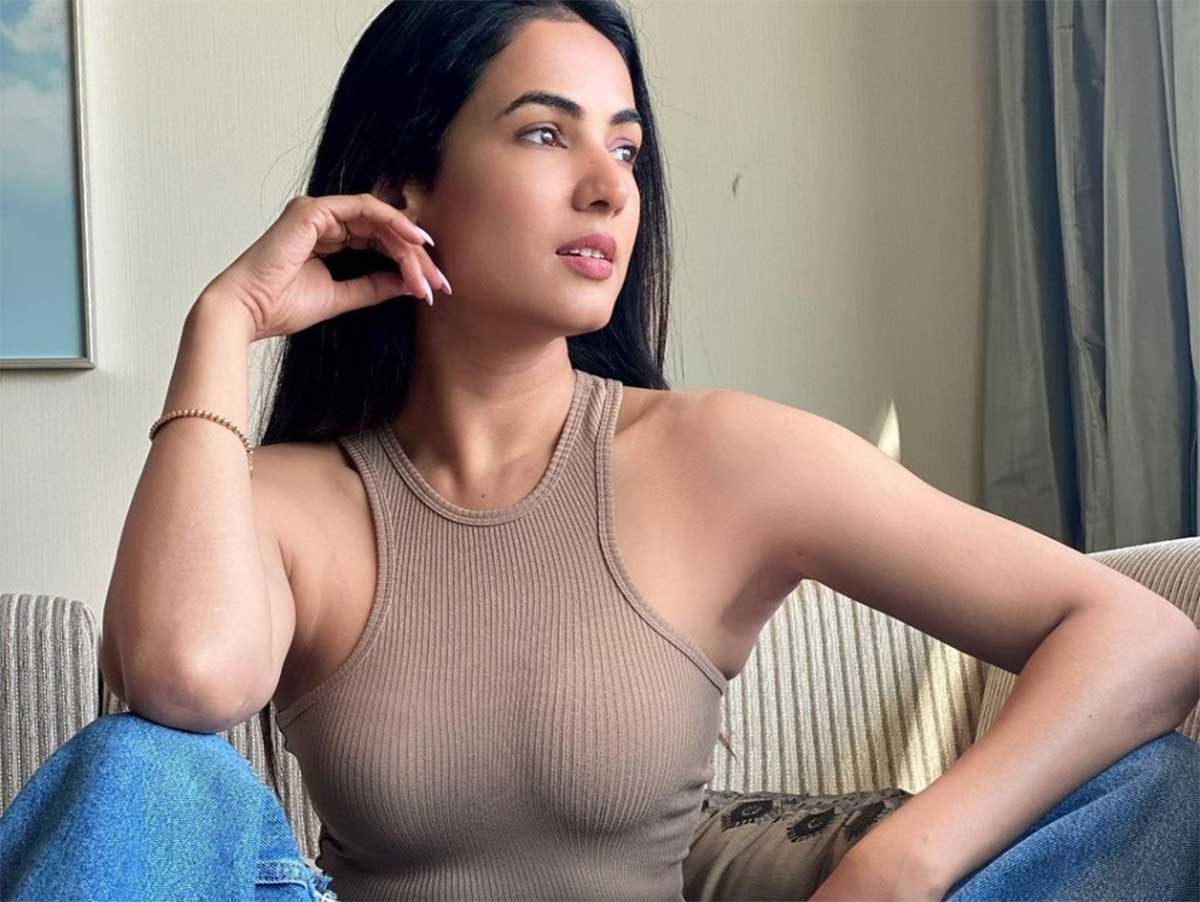 Sonal Chauhan latest photo trending in social media 