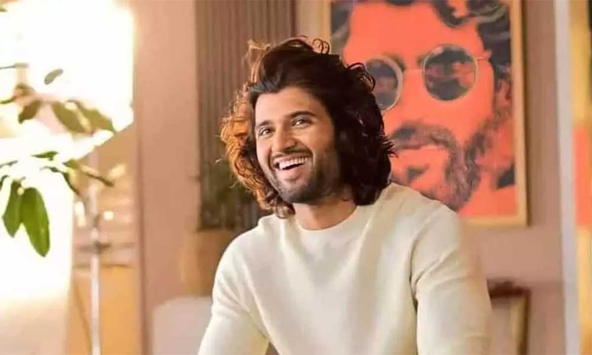 Vijay Devarakonda said he will help 100 members with total of rs 10 lakhs 