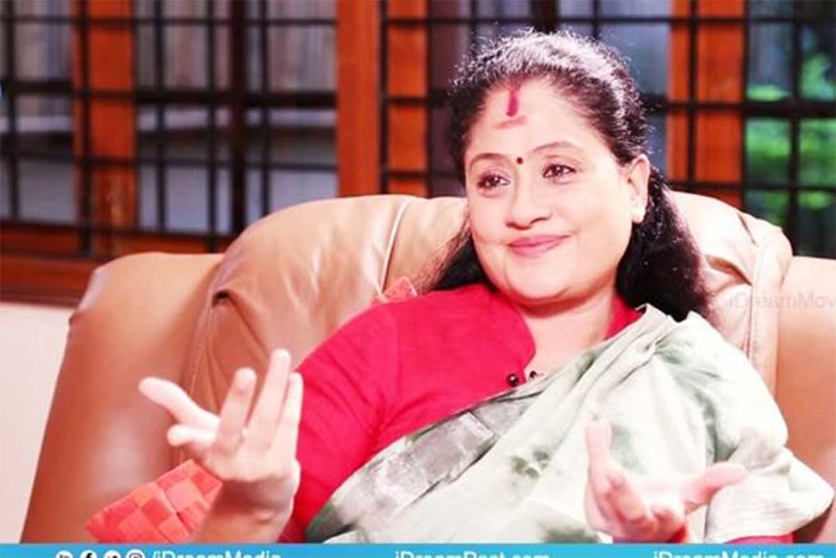Vijayashanthi angry on cm kcr comments she told new definition to KCR 