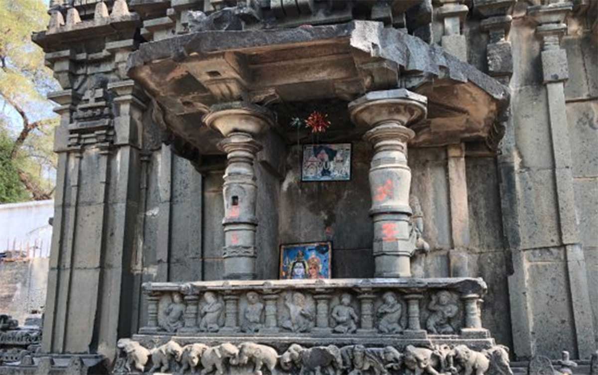 touching back side of garbha gudi in Temple  then know this 