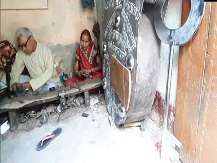 man making Huge Lock for ayodhya ram temple 