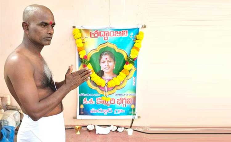 Viral News man did final rites to her daughter for marrying a person 