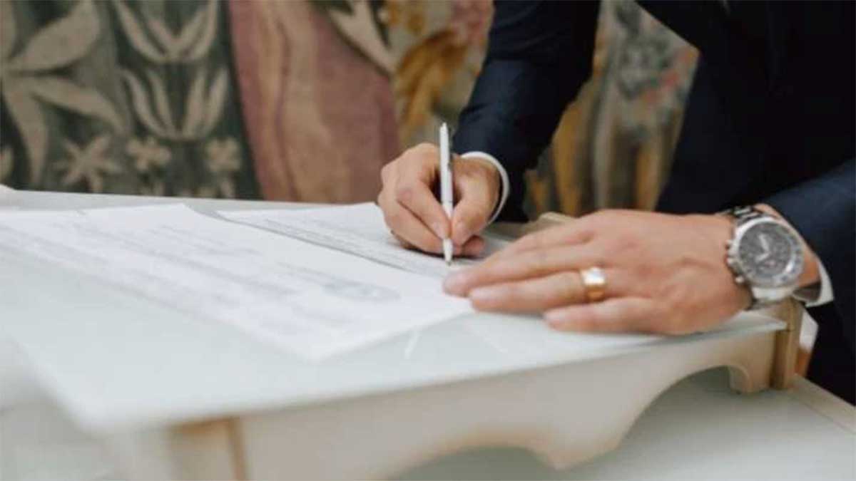 do your Signature according to vastu to get rid of money problems 