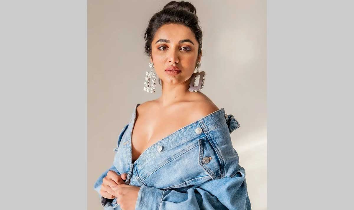 Tejaswi Madivada latest denim dress photo 