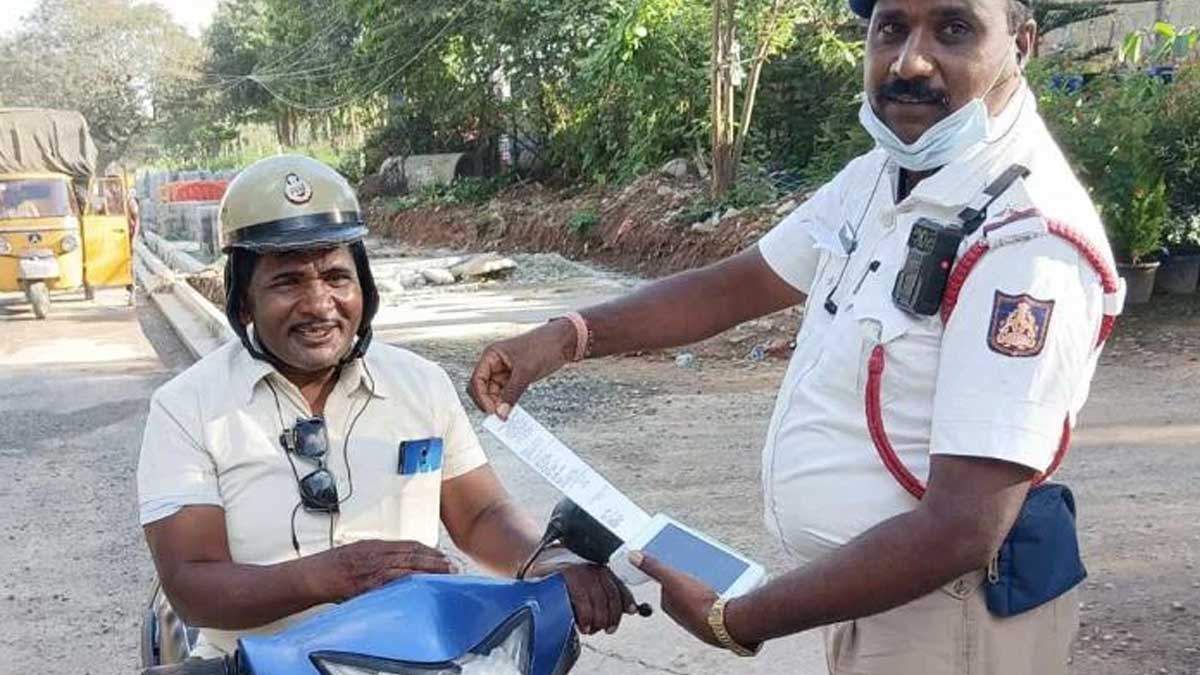 police fined by police because of wrong helmet netizen praise him 