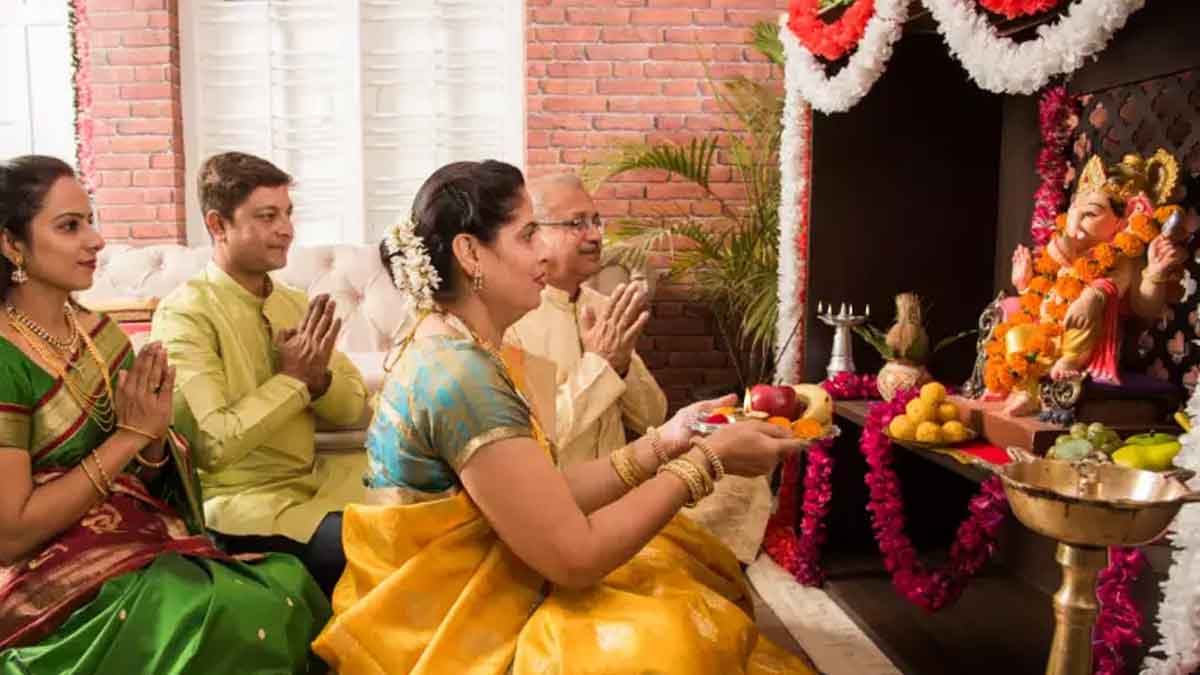 Pooja Room : చనిపోయిన వారి ఫొటోలను దేవుడి పూజ గదిలో పెడుతున్నారా.. అయితే ఏమవుతుందో తెలుసా..? do not keep dead persons photos in Pooja Room know why