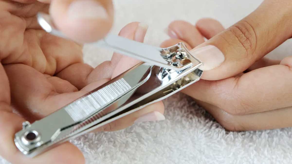 what is the best day and time to cut nails and hair 