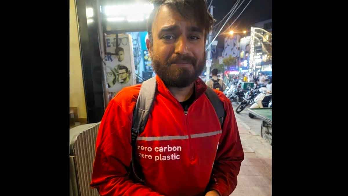zomato delivery boy gets emotional and asked money in delhi